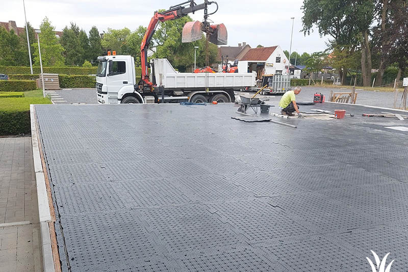 Grasmeester kunstgras - Kunstgras op een terras door middel van een drainbase Grasmeester kunstgras - Kunstgras op een terras door middel van een drainbase