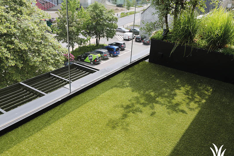 Grasmeester kunstgras - Kunstgras op een terras door middel van een drainbase Grasmeester kunstgras - Kunstgras op een terras door middel van een drainbase