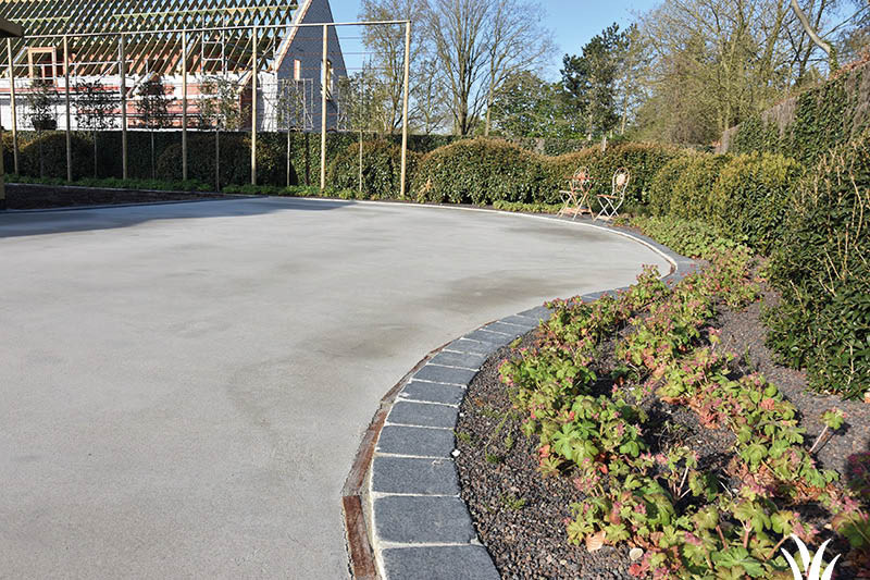 Grasmeester kunstgras - Na het uitgraven wordt een goed drainerende ondergrond aangebracht Grasmeester kunstgras - Na het uitgraven wordt een goed drainerende ondergrond aangebracht
