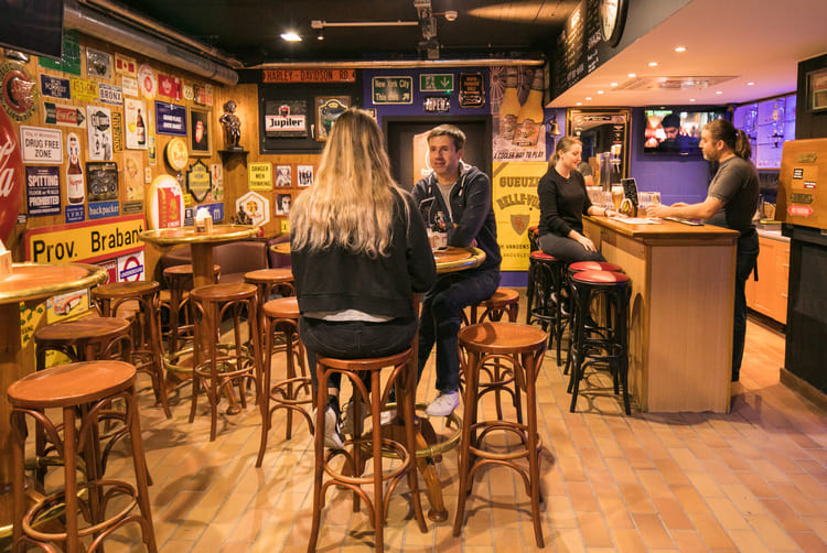 hostel-bruegel-brussel-fotogalerij-backpackers-bar