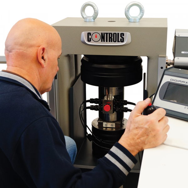 EN - Automatic Compression Testers for Cubes, Cylinders and Blocks PILOT PRO9