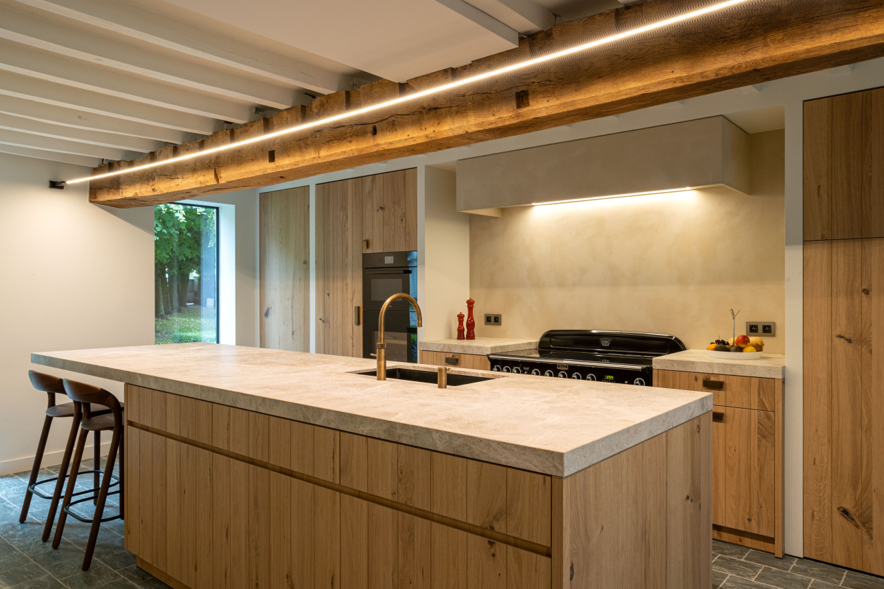 keuken eiland fineer eik, greeploos, emperador perla, falcon inductie, stoomoven miele, pivotdeur ingewerkt - kopie