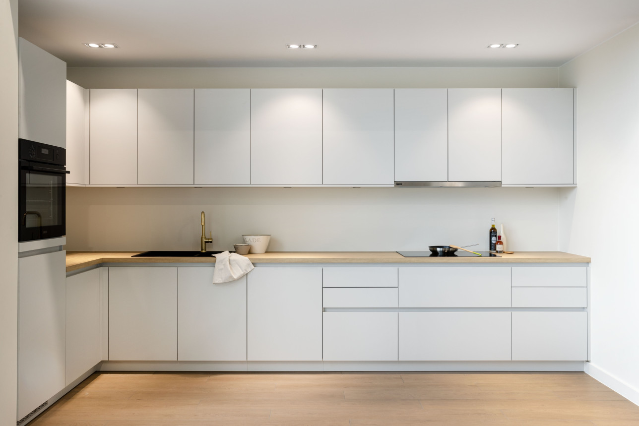 keuken witte fronten met lades en greeploos