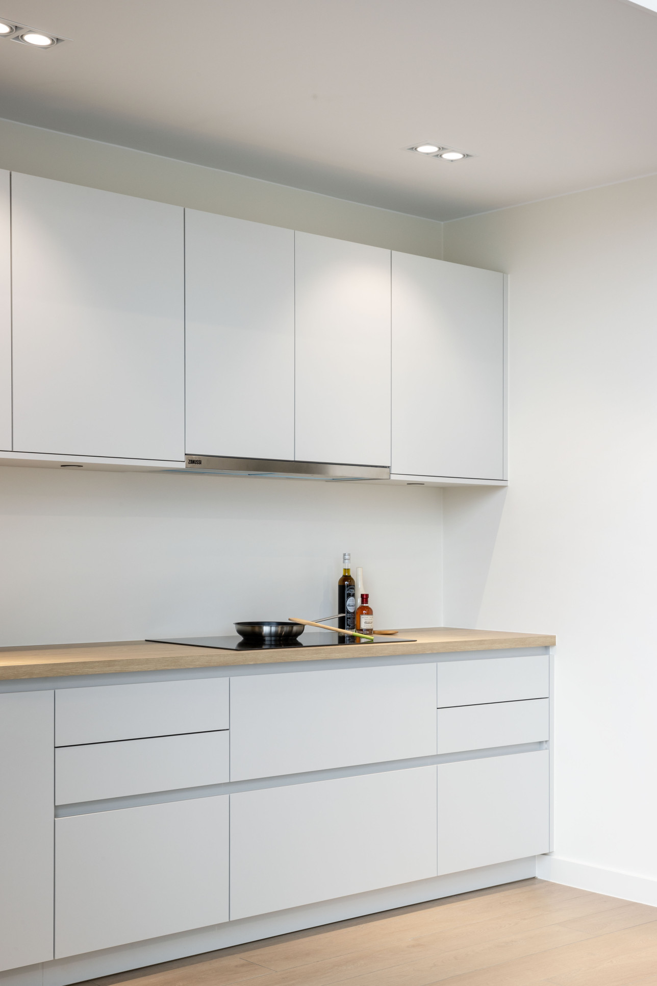 keuken witte fronten met lades, ingewerkte dampkap