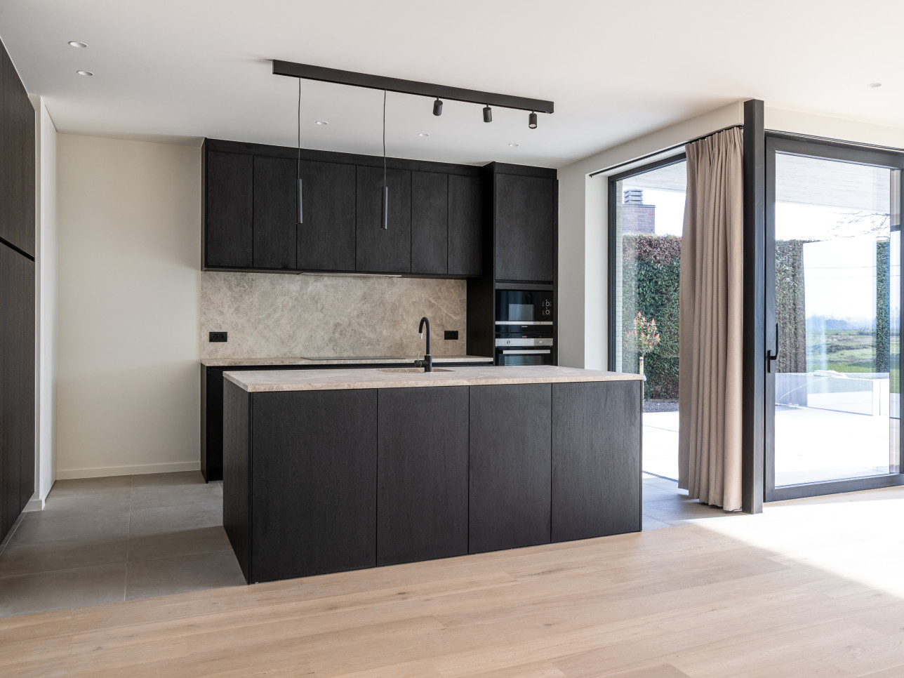 keuken zwart front met eiland
