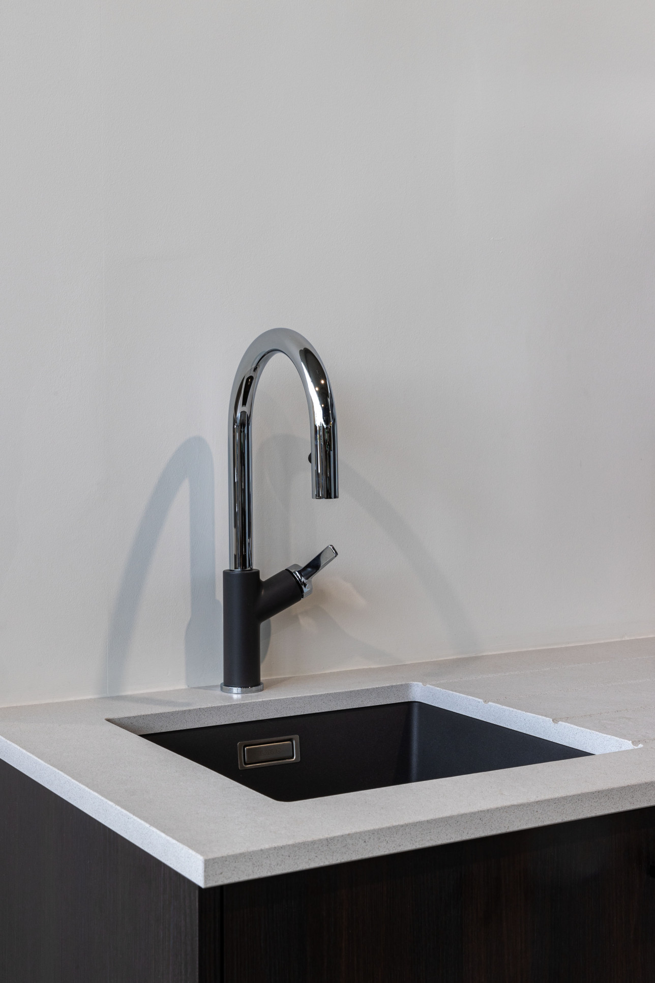 keuken zwarte fronten detail met kraan
