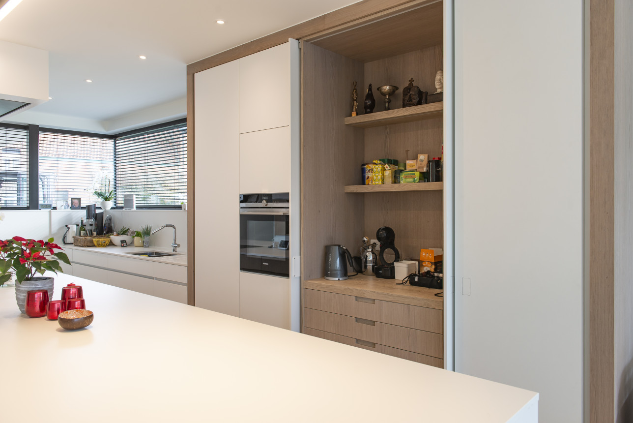 strakke keuken inbouwkast met schuifdeuren