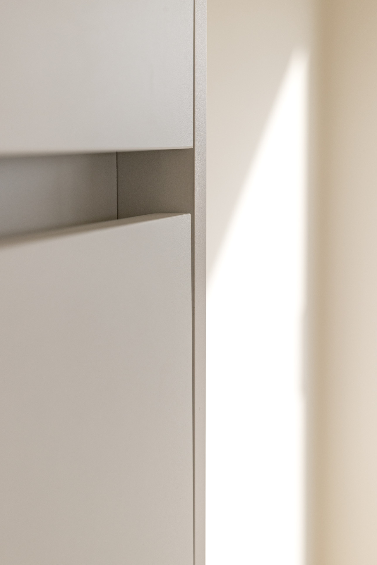 Strak witte keuken zonder greep detail