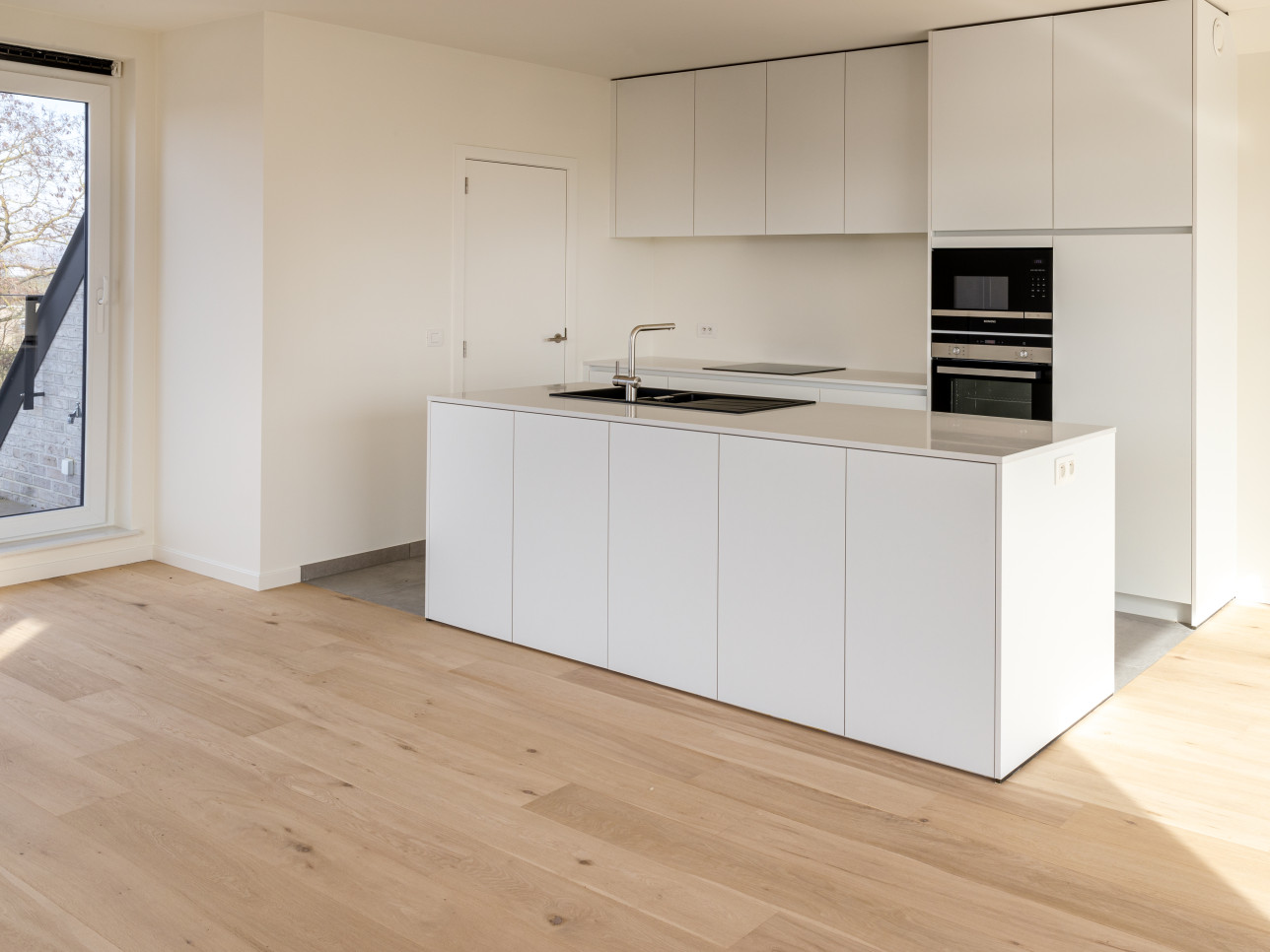 Strak witte keuken zonder greep