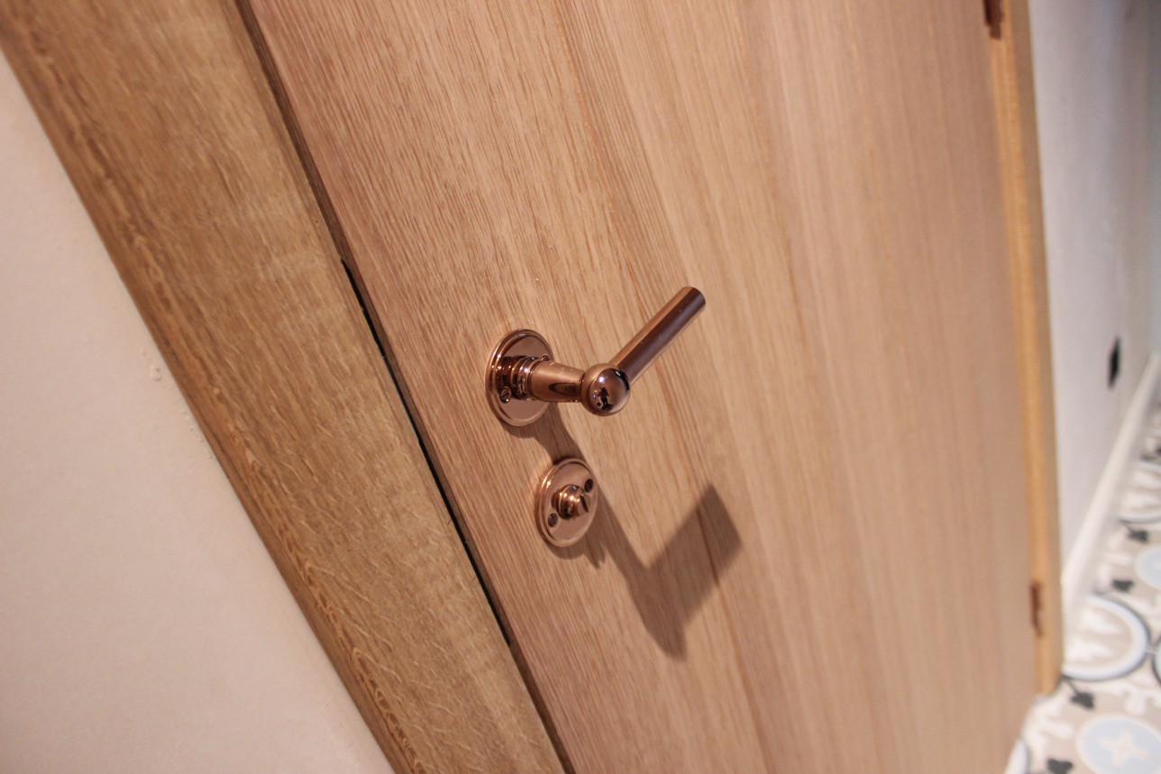binnendeur met rosé kruk