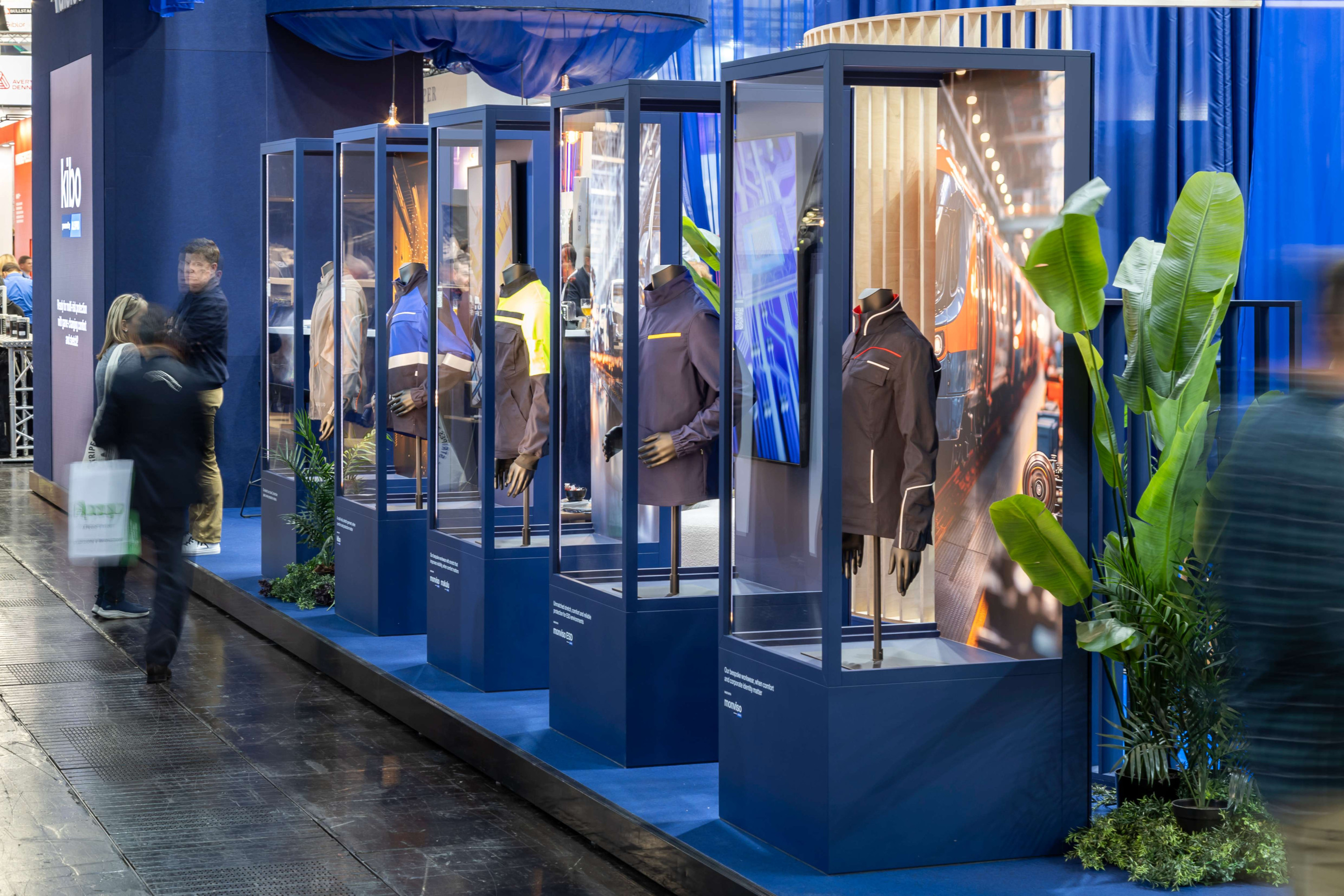 Alsico Voor Alsico realiseerde Travelexpo maatwerk displays op A+A Düsseldorf. De presentaties werden ontworpen met een functionele en professionele uitstraling, volledig gericht op werkkledij en veiligheidsoplossingen. Dankzij een duidelijke opbouw kwamen de collecties sterk en overzichtelijk naar voren op de internationale vakbeurs.