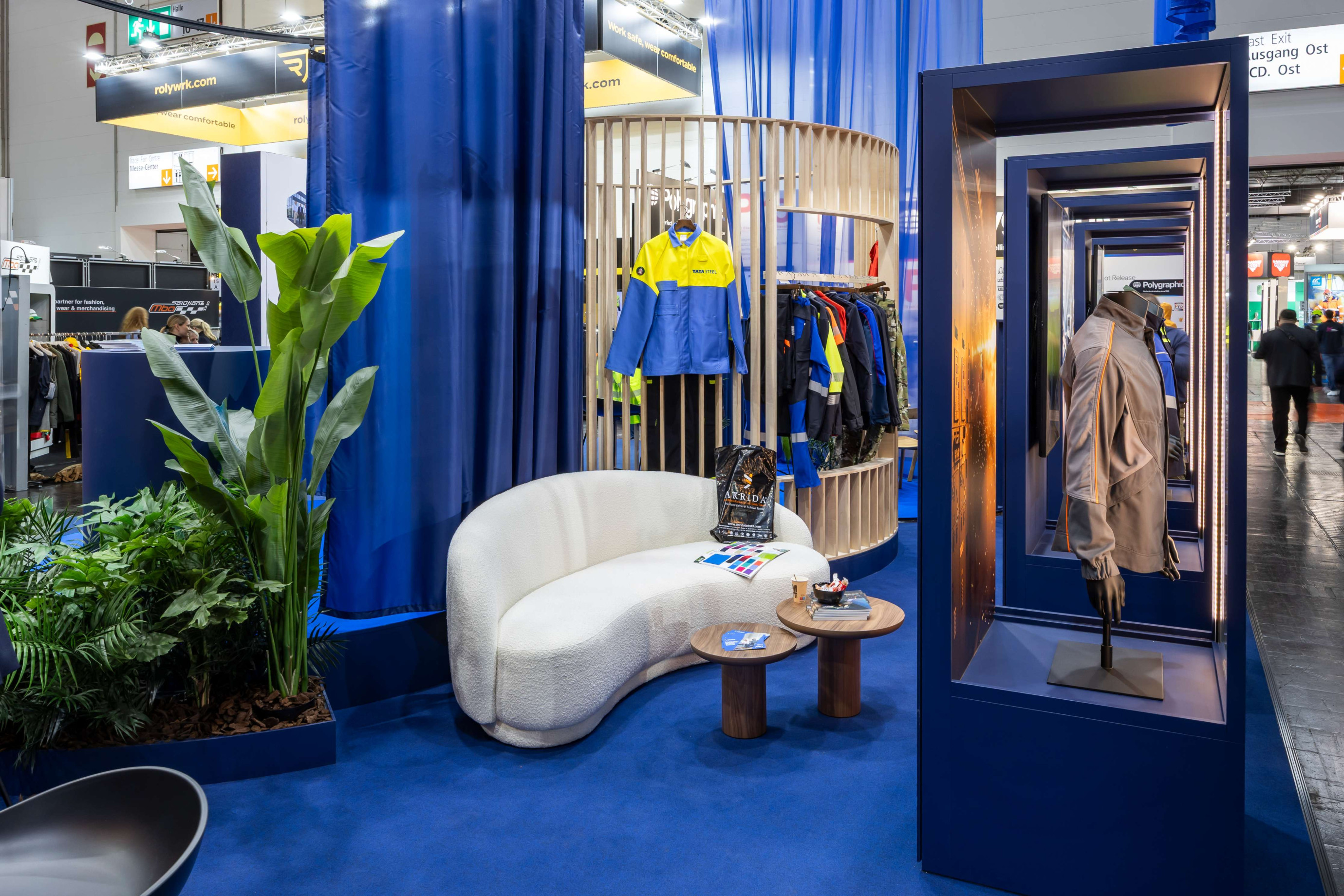 Alsico Voor Alsico realiseerde Travelexpo maatwerk displays op A+A Düsseldorf. De presentaties werden ontworpen met een functionele en professionele uitstraling, volledig gericht op werkkledij en veiligheidsoplossingen. Dankzij een duidelijke opbouw kwamen de collecties sterk en overzichtelijk naar voren op de internationale vakbeurs.