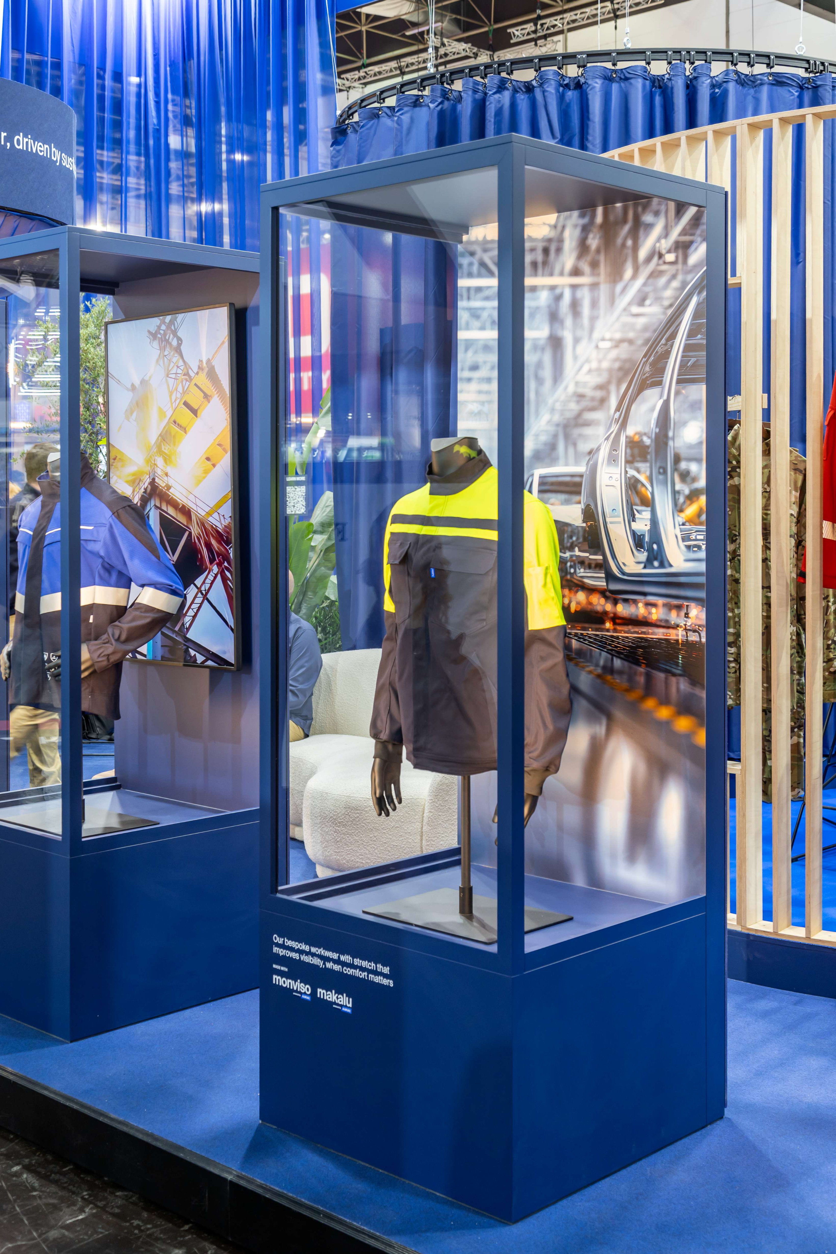 Alsico Voor Alsico realiseerde Travelexpo maatwerk displays op A+A Düsseldorf. De presentaties werden ontworpen met een functionele en professionele uitstraling, volledig gericht op werkkledij en veiligheidsoplossingen. Dankzij een duidelijke opbouw kwamen de collecties sterk en overzichtelijk naar voren op de internationale vakbeurs.