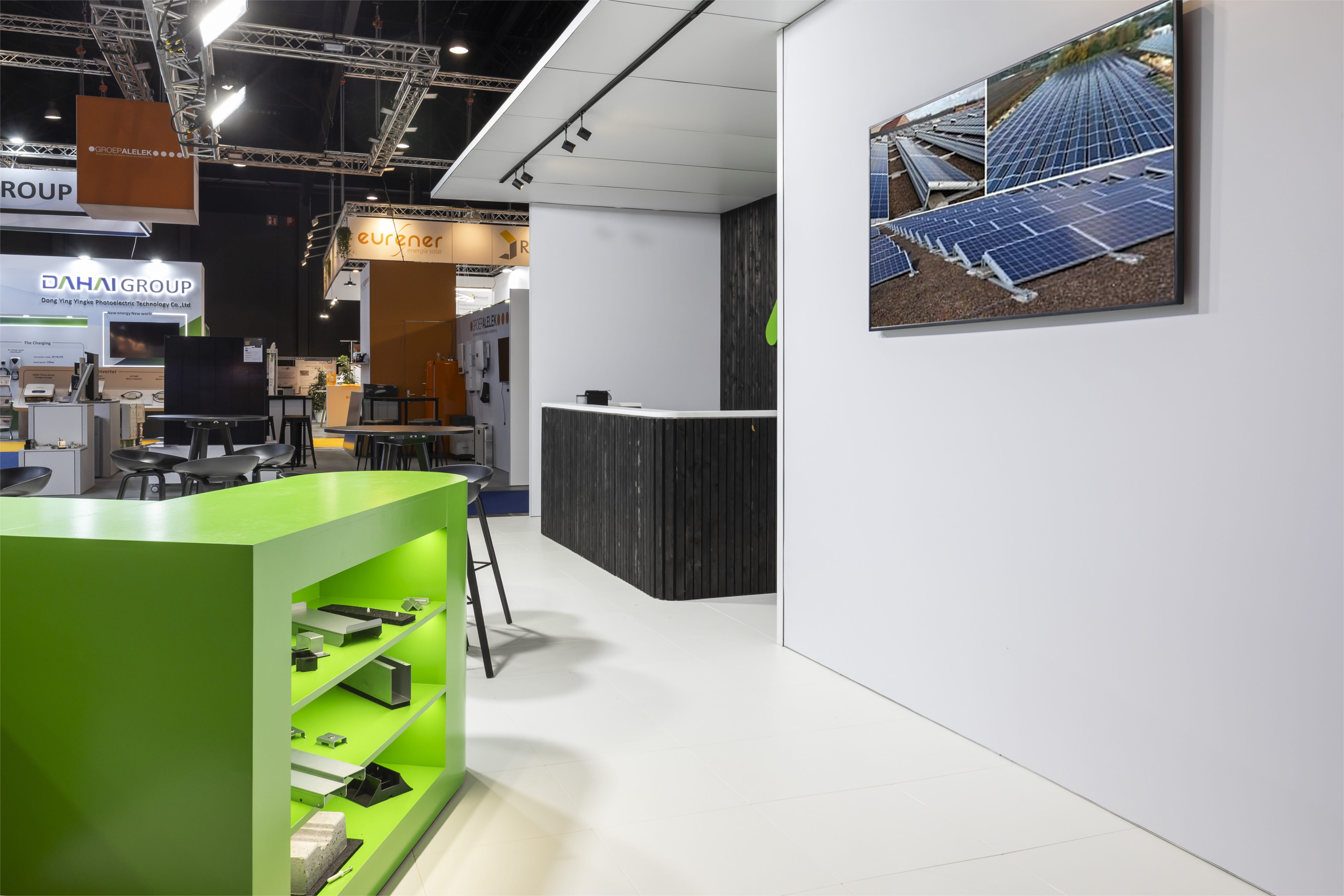 Avasco Solar Voor Avasco Solar realiseerde Travelexpo een maatwerk beursstand op Solar Solutions. De stand werd ontworpen met een sterke focus op zonne-energie en duurzame technologie. Dankzij een technische en overzichtelijke opbouw konden de systemen en oplossingen duidelijk en professioneel gepresenteerd worden op de beursvloer.