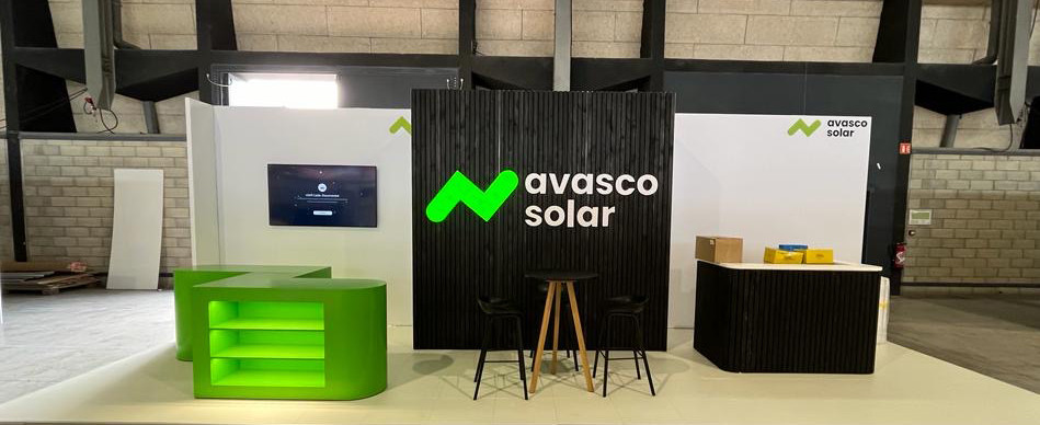 Avasco Solar Voor Avasco Solar realiseerde Travelexpo een maatwerk beursstand op Solar Solutions. De stand werd ontworpen met een sterke focus op zonne-energie en duurzame technologie. Dankzij een technische en overzichtelijke opbouw konden de systemen en oplossingen duidelijk en professioneel gepresenteerd worden op de beursvloer.