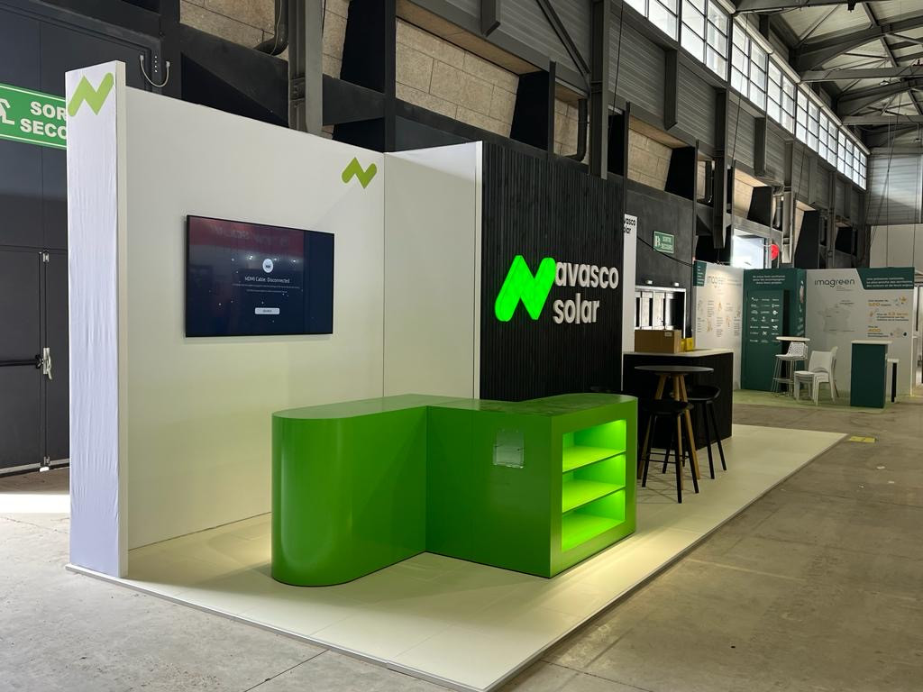 Avasco Solar Voor Avasco Solar realiseerde Travelexpo een maatwerk beursstand op Solar Solutions. De stand werd ontworpen met een sterke focus op zonne-energie en duurzame technologie. Dankzij een technische en overzichtelijke opbouw konden de systemen en oplossingen duidelijk en professioneel gepresenteerd worden op de beursvloer.
