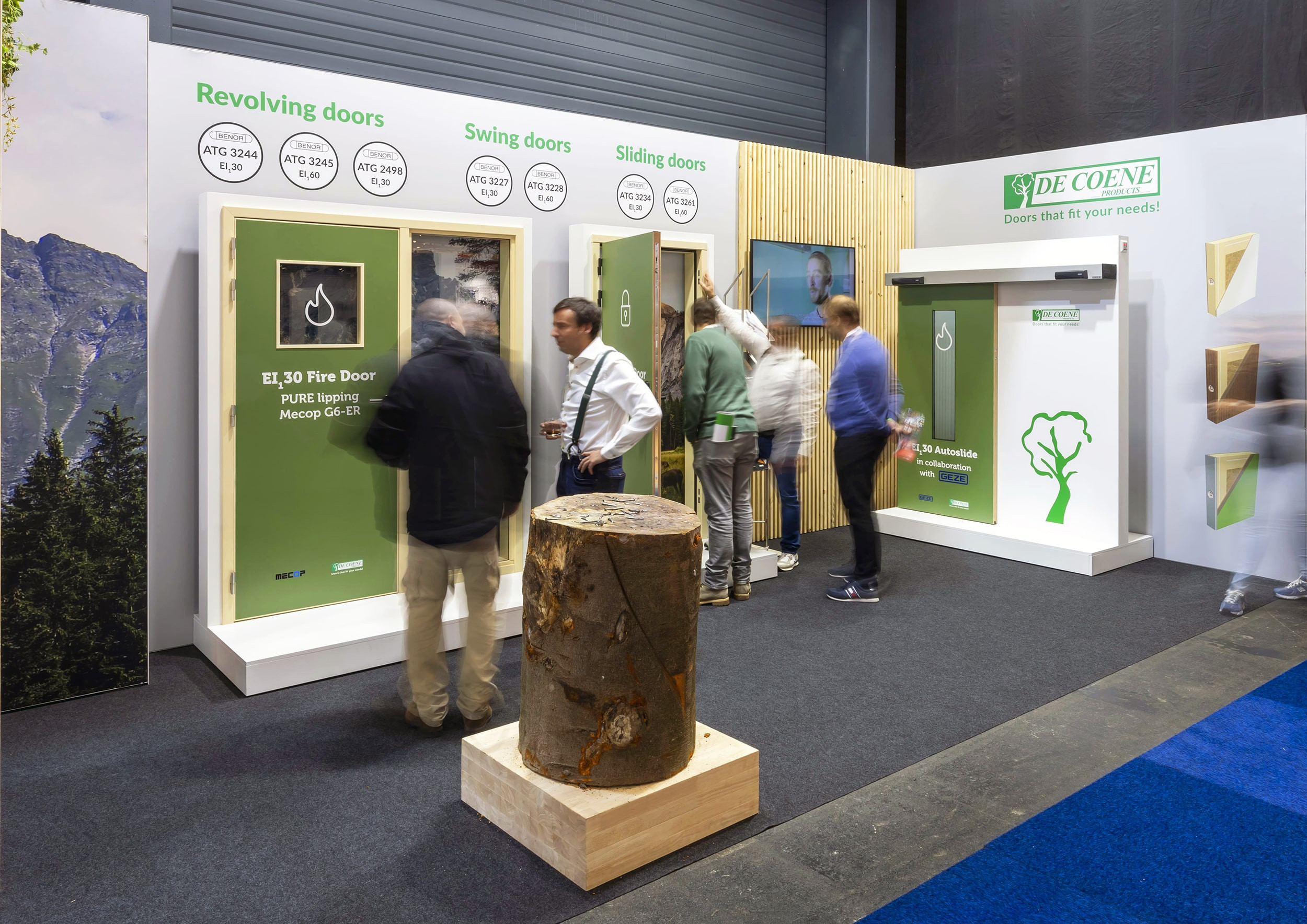 De Coene Products Voor De Coene Products realiseerde Travelexpo een maatwerk beursstand op Prowood. De stand werd ontworpen met een warme en natuurlijke uitstraling, volledig afgestemd op hout- en interieurtoepassingen. Dankzij een doordachte indeling en hoogwaardige afwerking kwamen de producten sterk en overzichtelijk naar voren op de beursvloer.