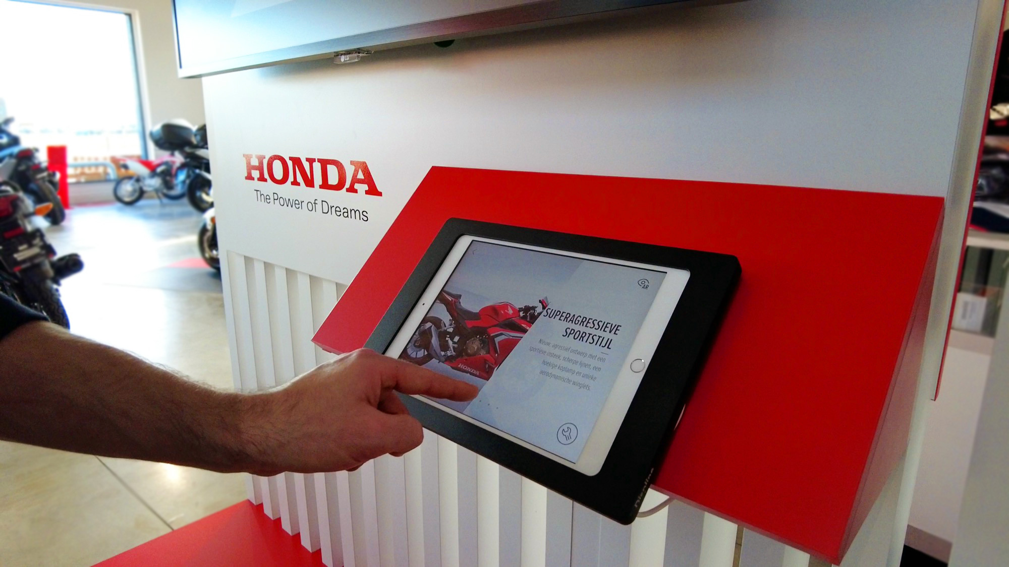 Honda Motor Voor Honda Motors realiseerde Travelexpo een maatwerk display voor merkactivatie en productpresentatie. Het ontwerp werd strak en dynamisch uitgewerkt, met focus op de automotive merkbeleving en een sterke visuele impact op de bezoeker.