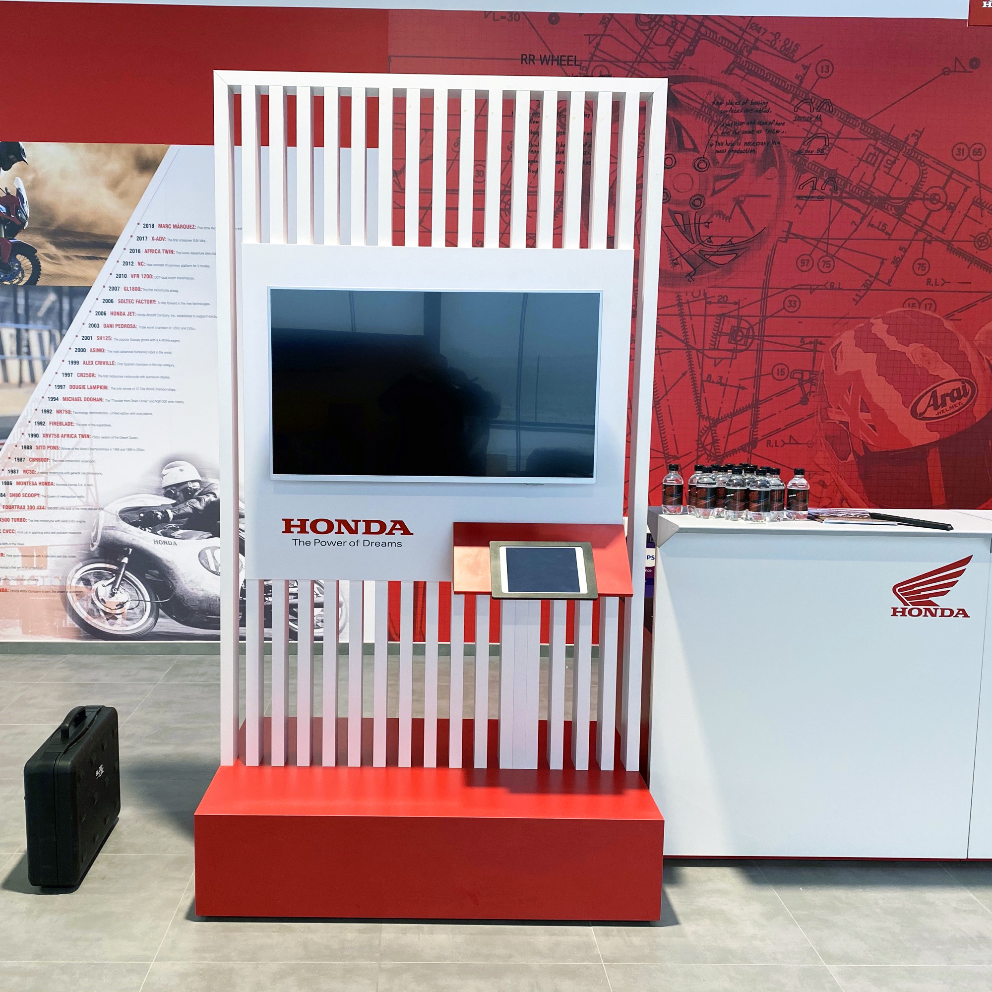 Honda Motor Voor Honda Motors realiseerde Travelexpo een maatwerk display voor merkactivatie en productpresentatie. Het ontwerp werd strak en dynamisch uitgewerkt, met focus op de automotive merkbeleving en een sterke visuele impact op de bezoeker.
