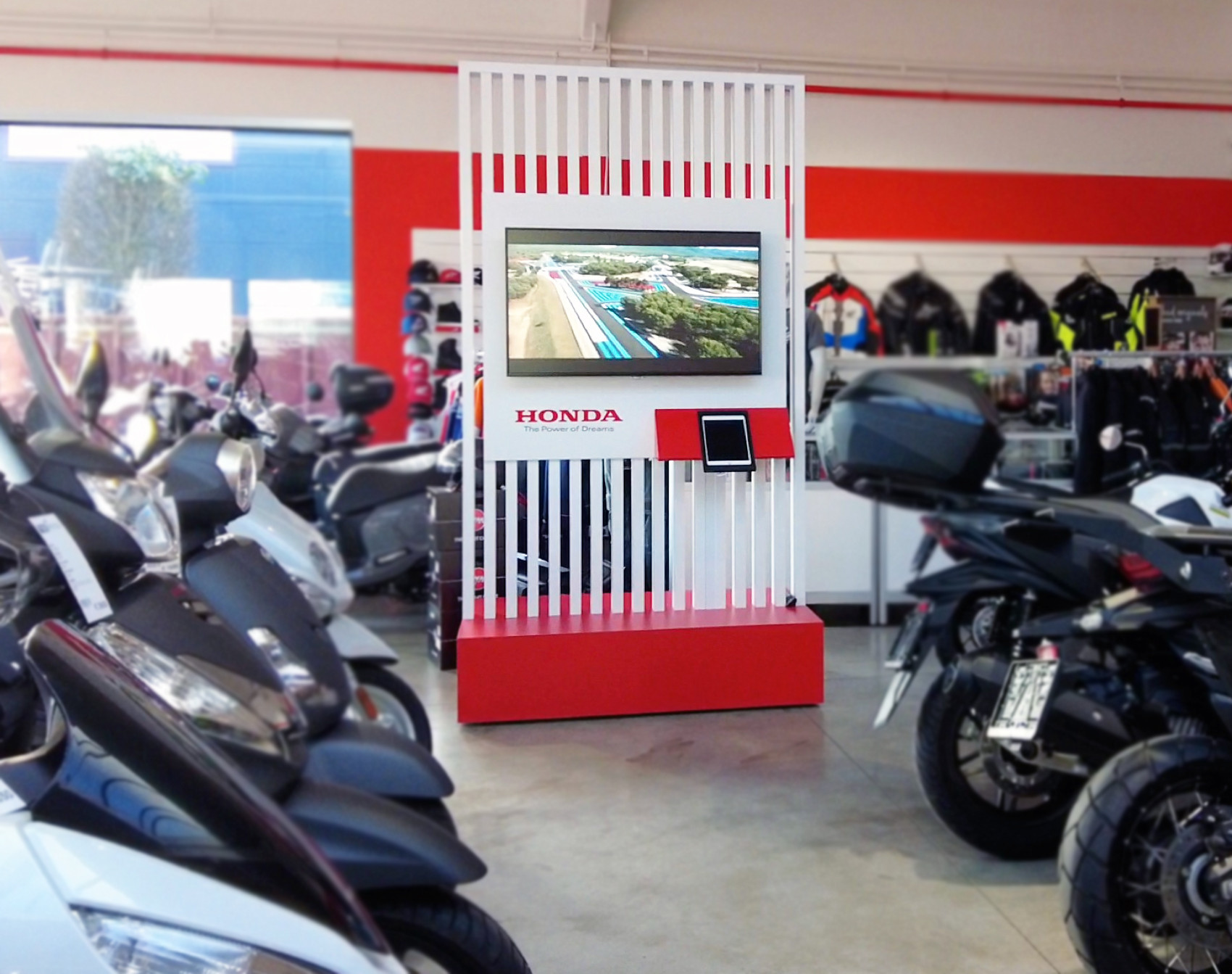 Honda Motor Voor Honda Motors realiseerde Travelexpo een maatwerk display voor merkactivatie en productpresentatie. Het ontwerp werd strak en dynamisch uitgewerkt, met focus op de automotive merkbeleving en een sterke visuele impact op de bezoeker.