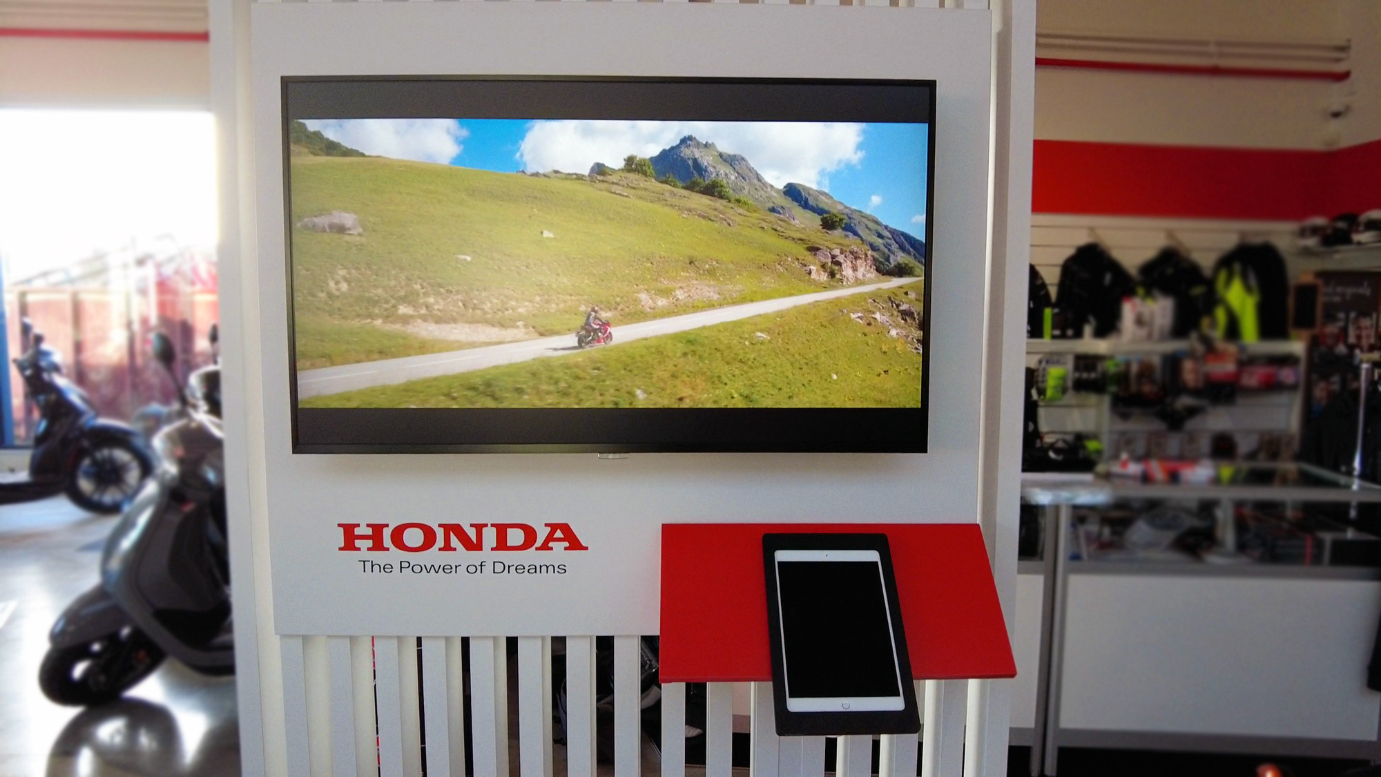 Honda Motor Voor Honda Motors realiseerde Travelexpo een maatwerk display voor merkactivatie en productpresentatie. Het ontwerp werd strak en dynamisch uitgewerkt, met focus op de automotive merkbeleving en een sterke visuele impact op de bezoeker.