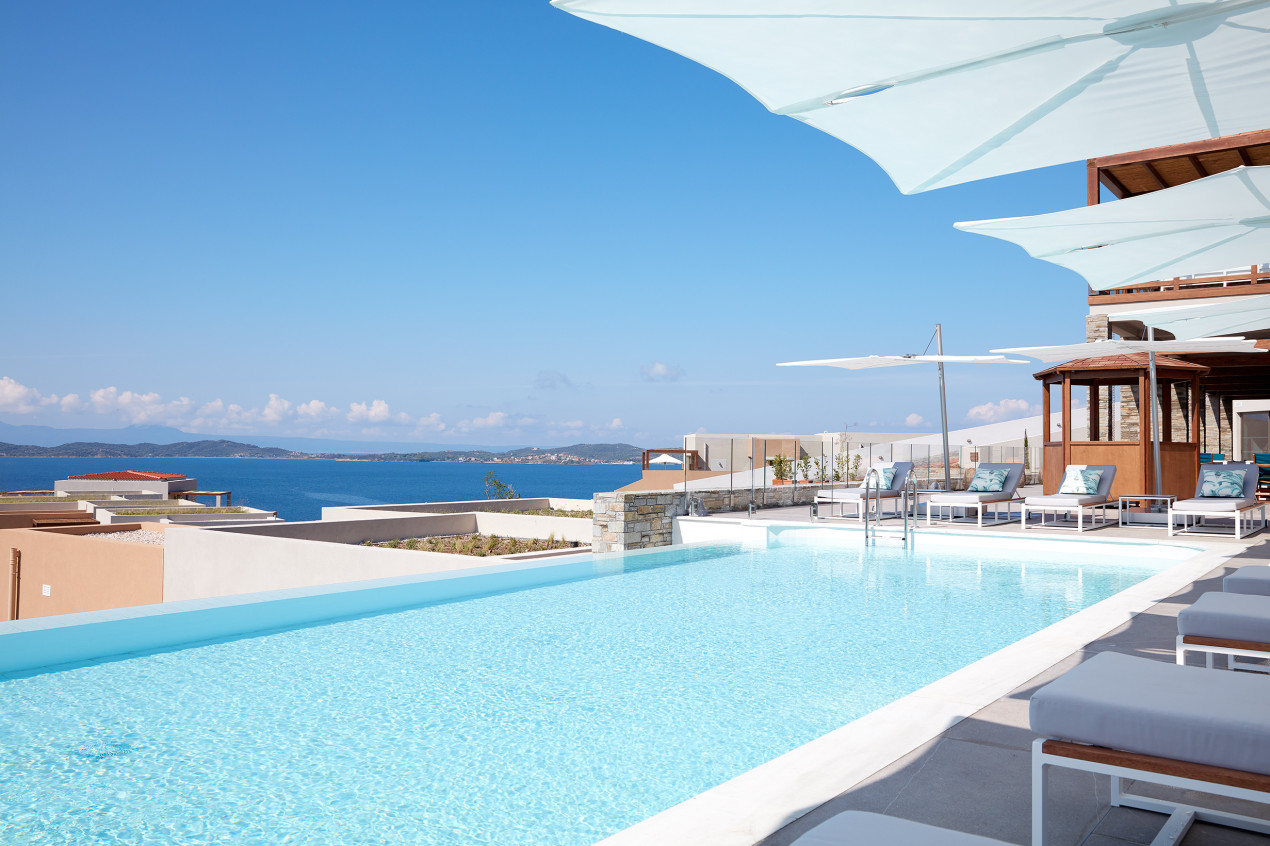 Parasole design Spectra in bianco Parasole di design Spectra con splendida vista della Grecia
