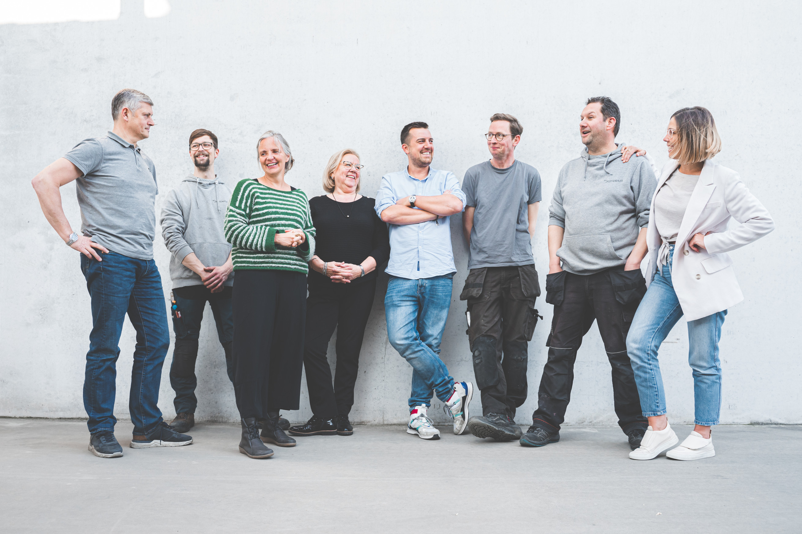 DSC00154 groepsfoto buitenhuis
