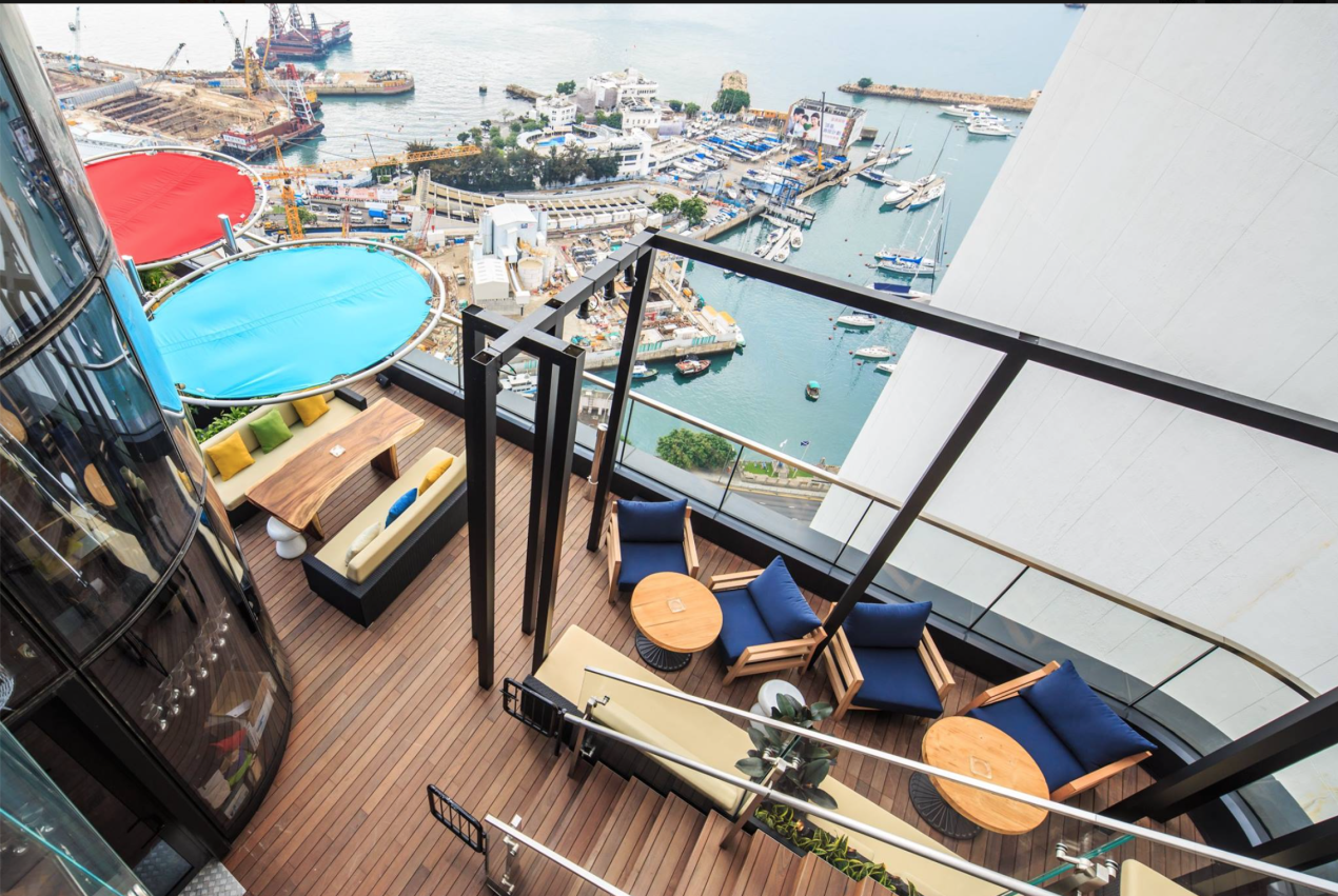 Rode en blauwe eclipsum fleuren de Rooftopbar in Hong Kong volledig op 