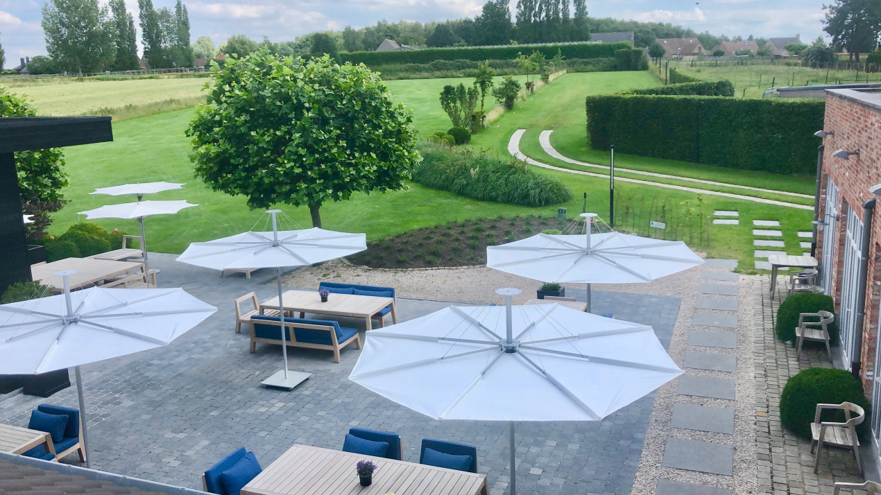 Infina parasol droit restaurant De Zilte Zoen, 2,5m rond, coleur Natural