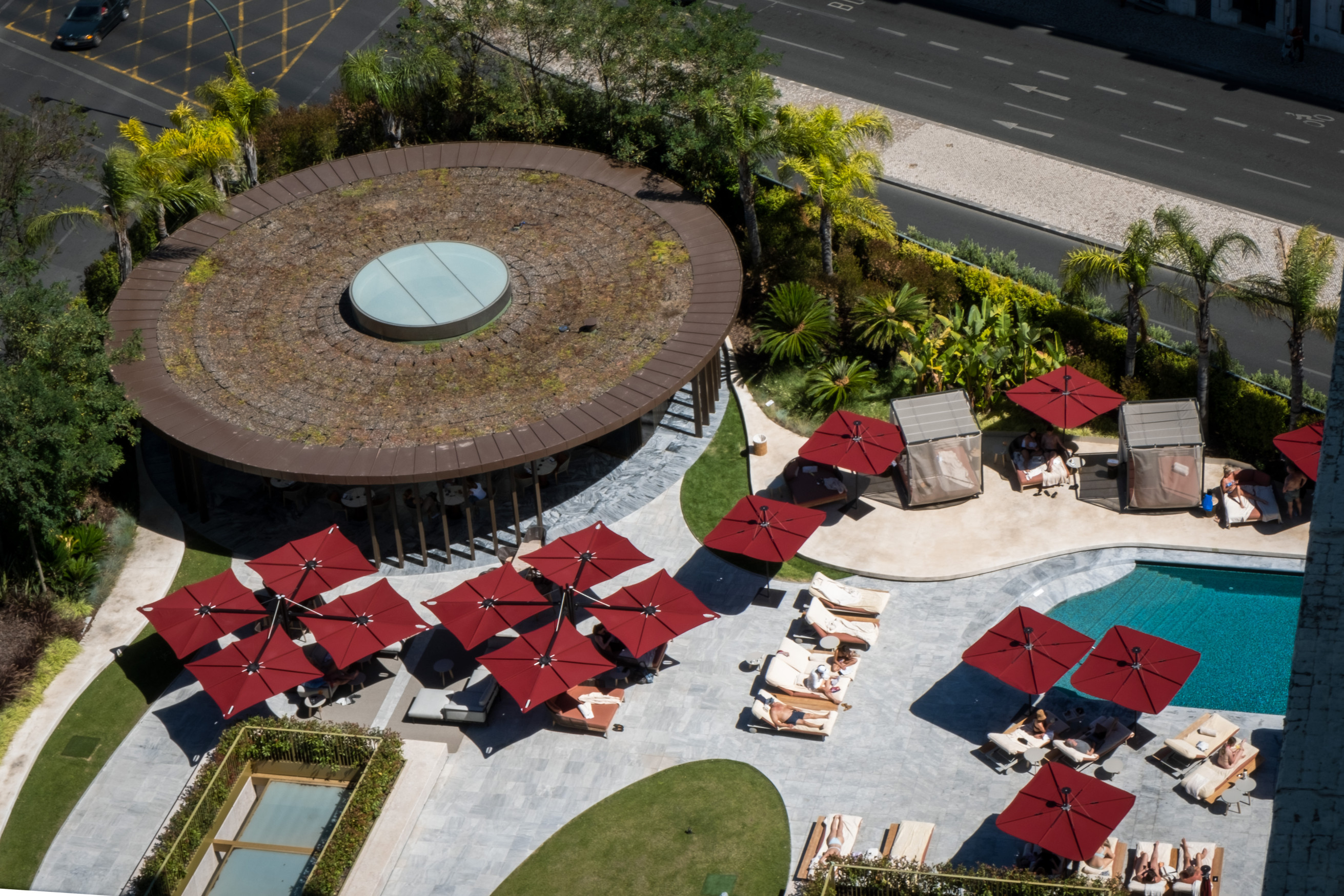 Infina UX Custom - Center post umbrella - Four Seasons Ritz - Lisbon37(new)