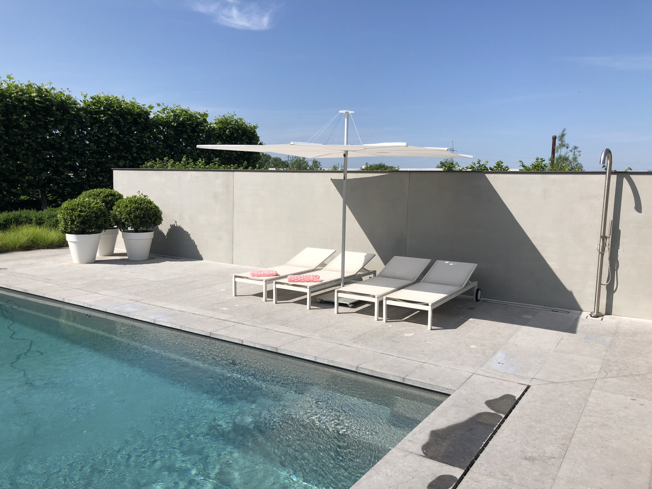 White Infina garden parasol In the sun or in the shade, the Infina garden parasol is the finishing touch of your outside place.