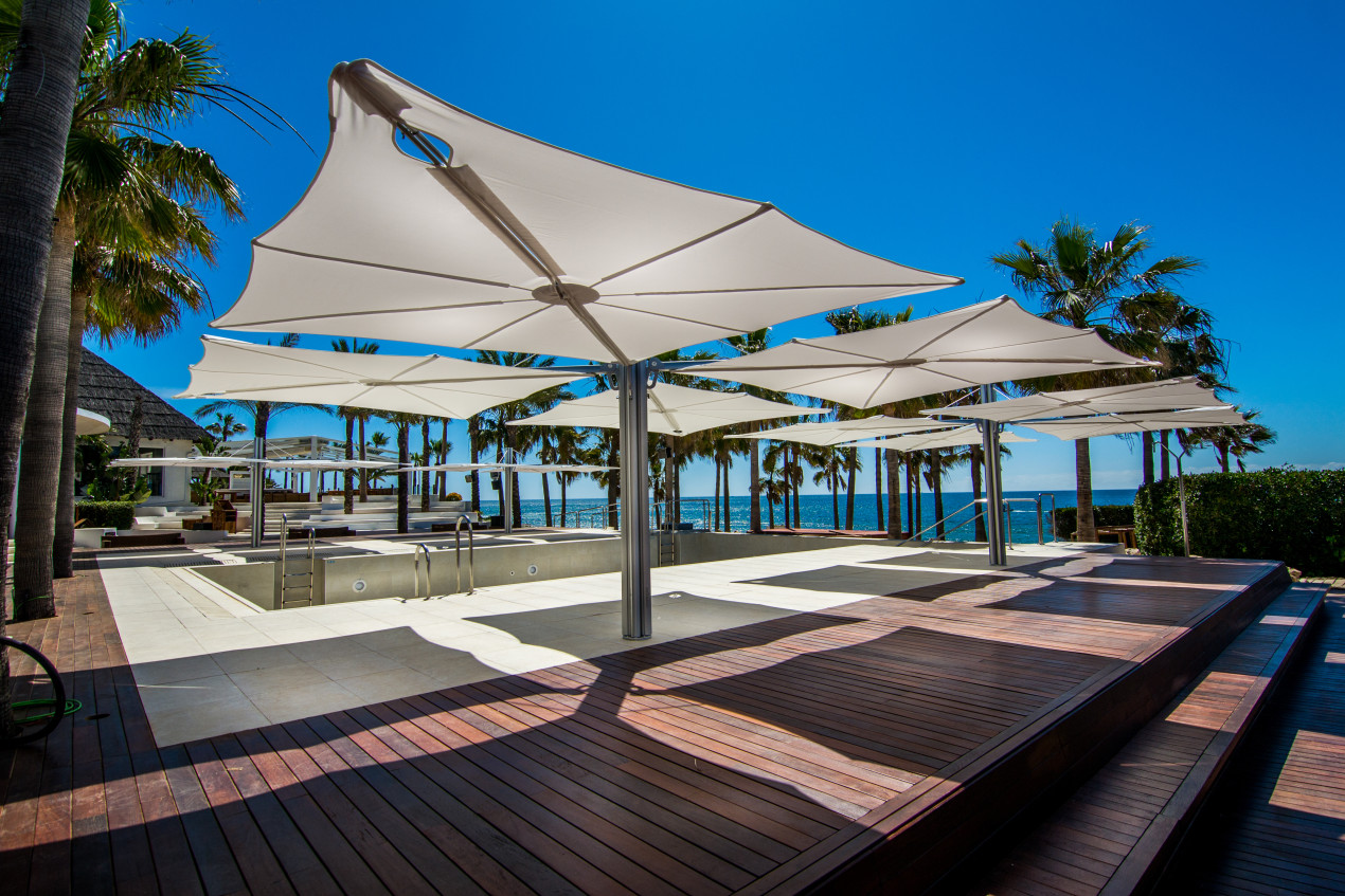 Multi spectra Sonneschirm Nikki beach Design Sonnenschirm im Beach Club