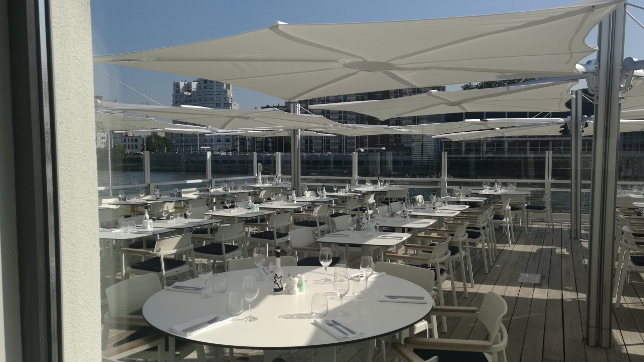 Multi spectra utilisé sur la terrasse d'une brasserie 