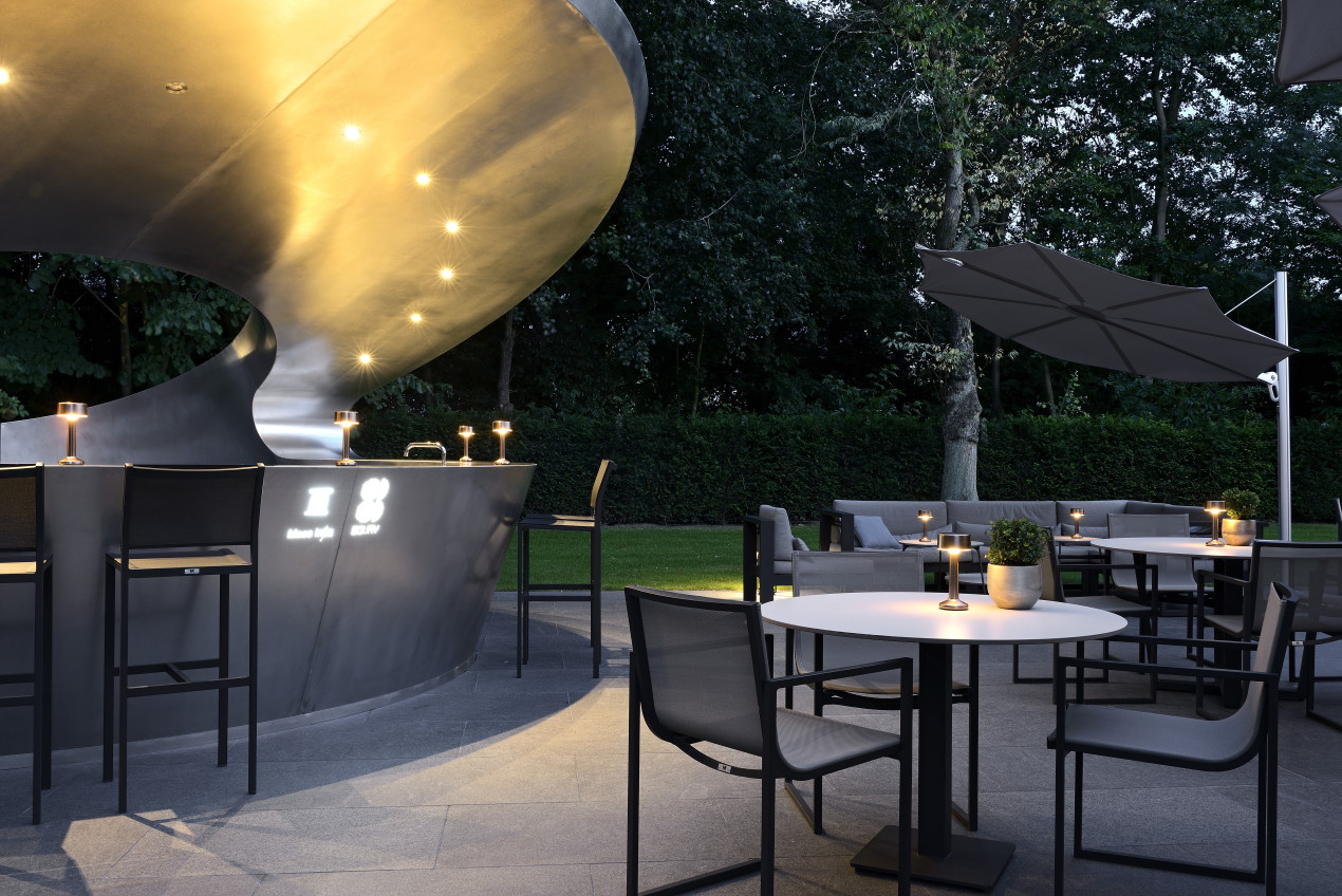 Spectra Round - cantilever umbrella - Boury Restaurant Belgium 1