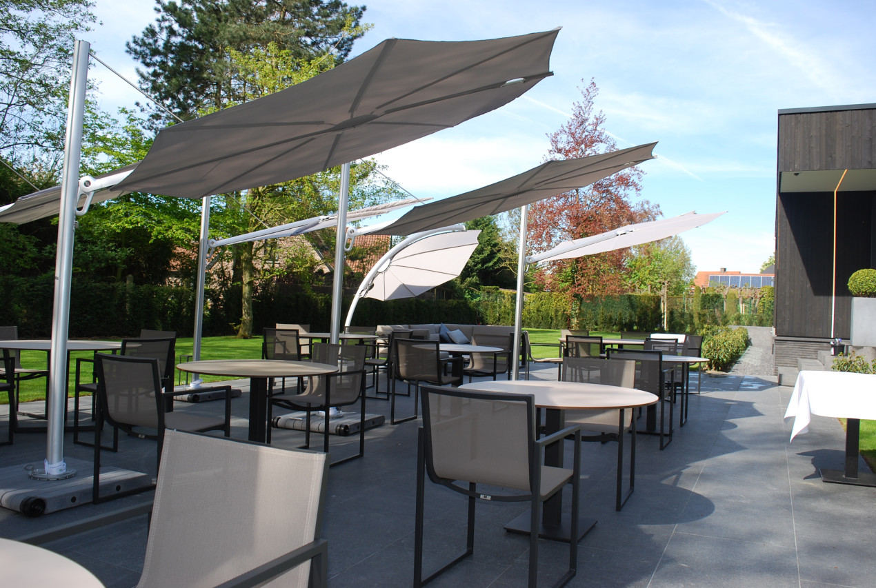 Spectra Round - cantilever umbrella - Boury Restaurant Belgium 2