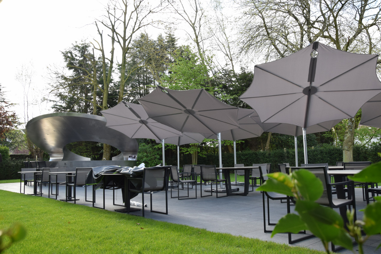 Spectra Round - cantilever umbrella - Boury Restaurant Belgium 5
