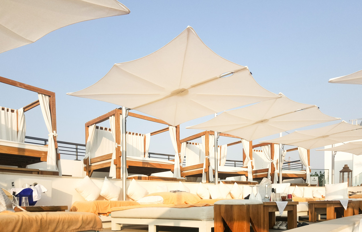 Spectra Sonnenschirm am Nikki Beach Dubai Spectra Design Sonnenschirm am sonnigen Nikki Beach in Duba
