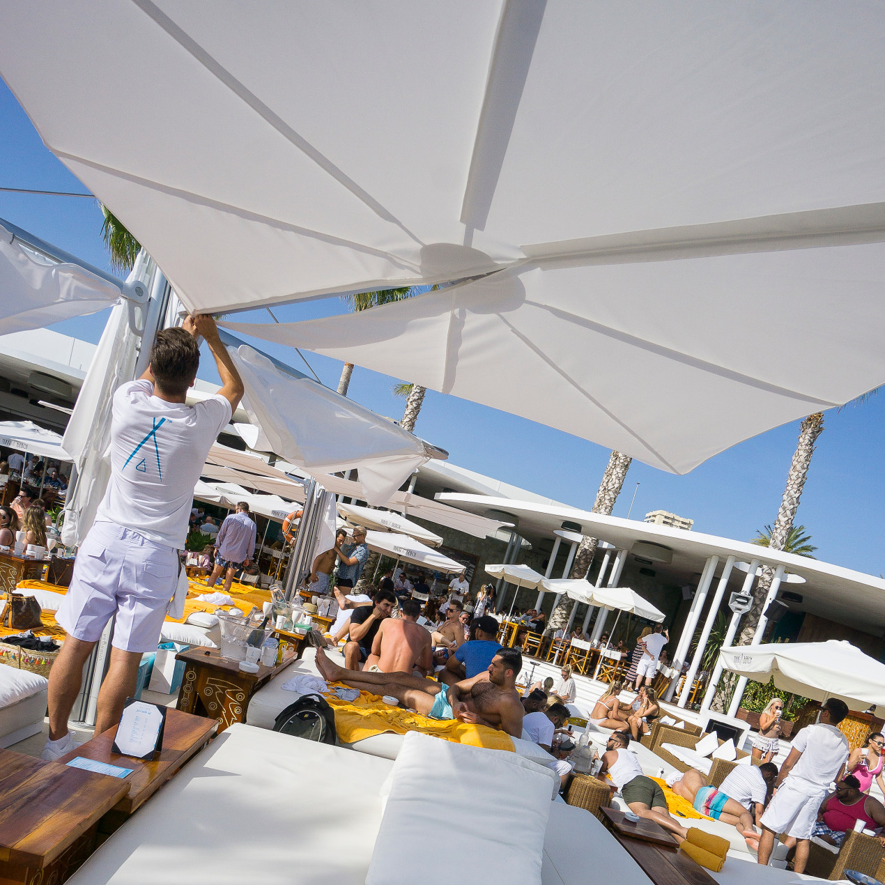 Specta Sonnenschirm am Nikki Beach Dubai Specta Sonnenschirm am trendingen Nikki Beach Dubai