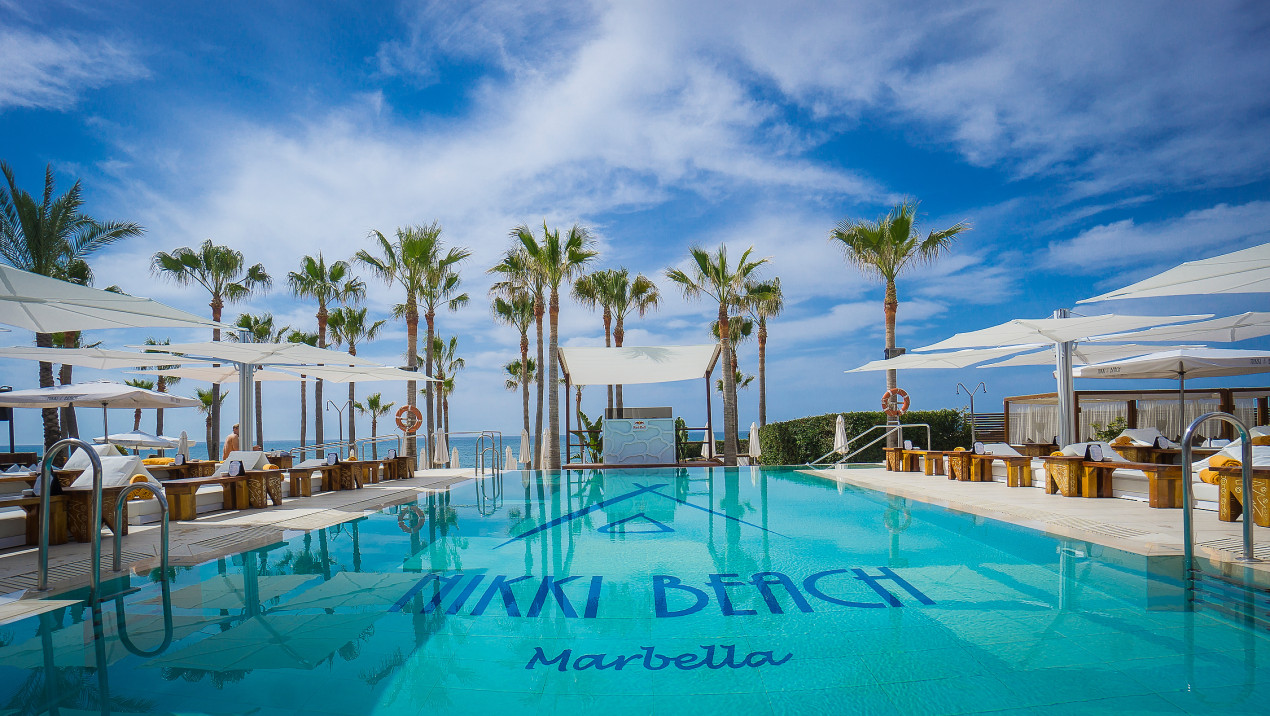Spectra Sonnenschirm am Pool Nikki Beach Marbella Spectra Sonnenschirm am Pool Nikki Beach Marbella