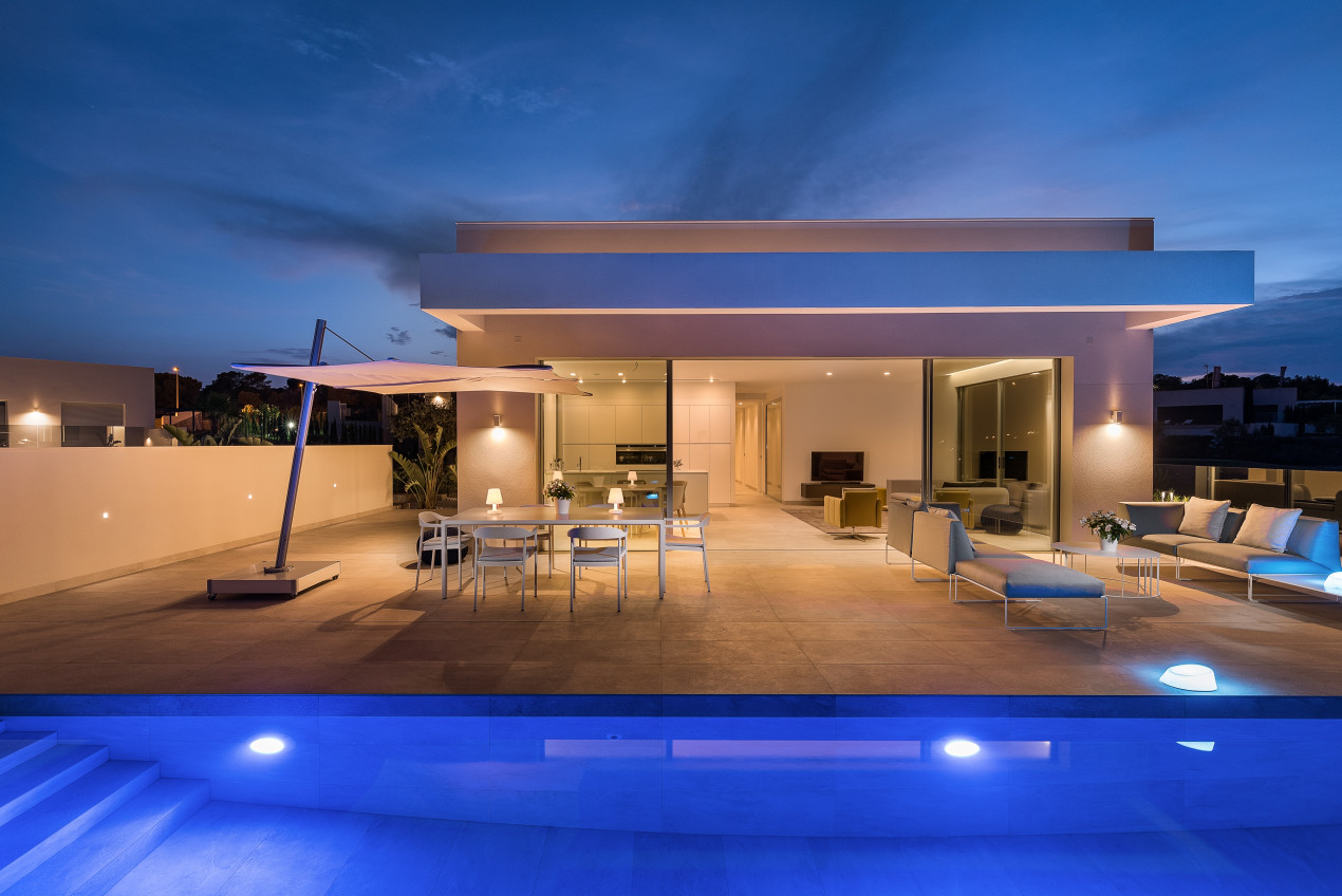 Spectra cantilever umbrella Hip Estates Las Colinas