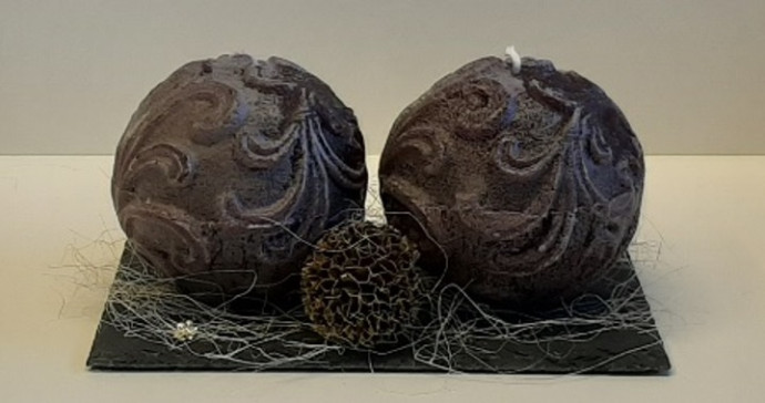 Kerstbollen op leisteen aubergine
