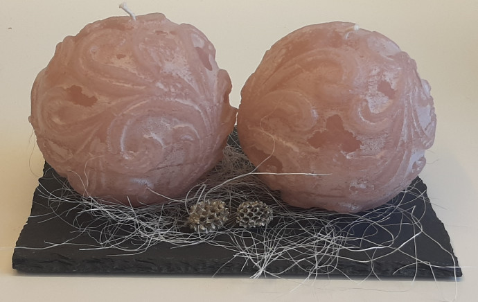 Kerstbollen op leisteen roze