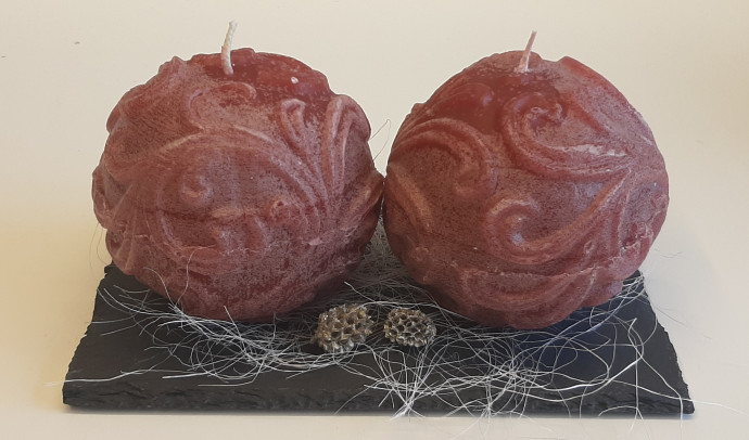 Kerstbollen op leisteen ruby