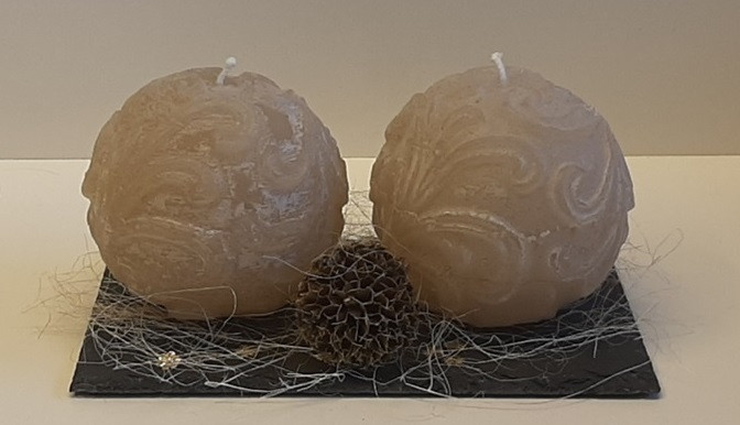 Kerstbollen op leisteen zand