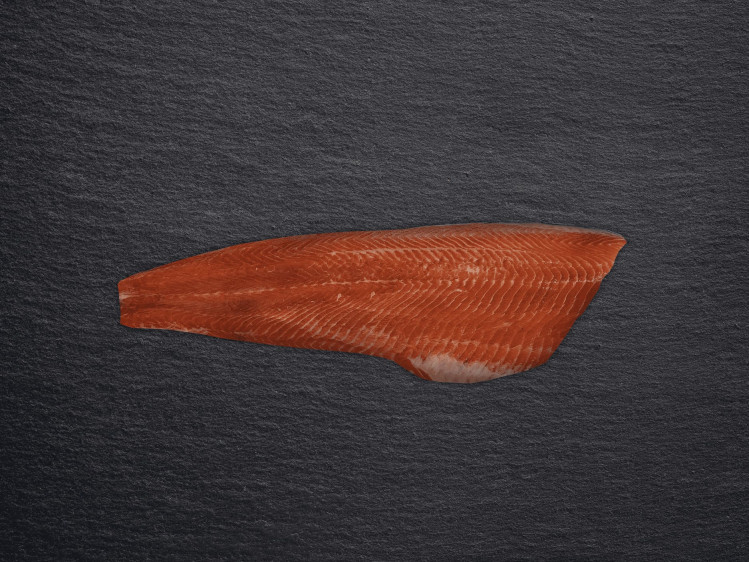 Onze Steelhead forel wordt lokaal en duurzaam gekweekt in Beernem. Steelhead forel is vergelijkbaar met zalm en riddervis en is zeer smaakvol door zijn volledig natuurlijke voeding. Hij is zeer vast van vlees en kan gebruikt worden om zowel te roken, drogen als te bakken. Anders dan klassieke forellen en vergelijkbaar met zalm, maakt het feit dat hij trekt van zoet naar zout water een groot verschil in de voeding en leefomgeving van de forel, wat een groot effect heeft op de smaak en textuur.