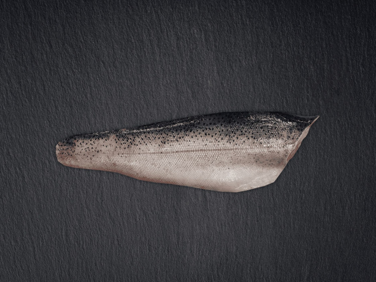Onze Steelhead forel wordt lokaal en duurzaam gekweekt in Beernem. Steelhead forel is vergelijkbaar met zalm en riddervis en is zeer smaakvol door zijn volledig natuurlijke voeding. Hij is zeer vast van vlees en kan gebruikt worden om zowel te roken, drogen als te bakken. Anders dan klassieke forellen en vergelijkbaar met zalm, maakt het feit dat hij trekt van zoet naar zout water een groot verschil in de voeding en leefomgeving van de forel, wat een groot effect heeft op de smaak en textuur.