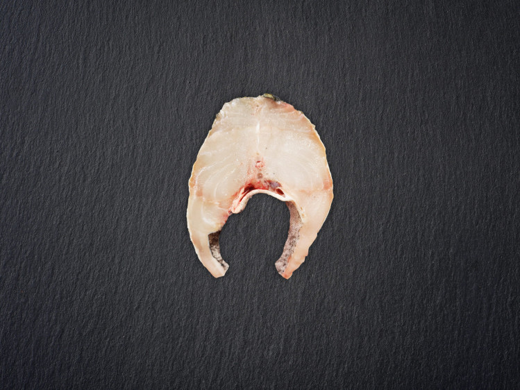 Onze kabeljauw wordt lijngevangen in de wilde, koude wateren in het Hoge Noorden. Kabeljauw is een favoriet in België vanwege zijn grote, witte en stevige filets. De vis heeft een milde, zoete smaak en is veelzijdig in gebruik. Hij is op z'n best tussen januari en april en wordt dan ook vaak gevangen, met goedkope prijzen als gevolg.