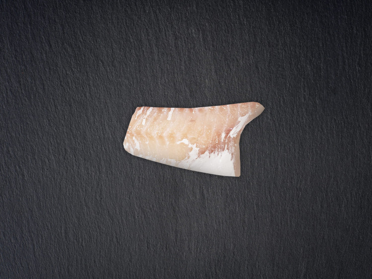 Onze kabeljauw wordt lijngevangen in de wilde, koude wateren in het Hoge Noorden. Kabeljauw is een favoriet in België vanwege zijn grote, witte en stevige filets. De vis heeft een milde, zoete smaak en is veelzijdig in gebruik. Hij is op z'n best tussen januari en april en wordt dan ook vaak gevangen, met goedkope prijzen als gevolg.
