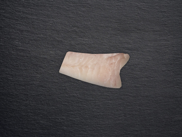 Onze kabeljauw wordt lijngevangen in de wilde, koude wateren in het Hoge Noorden. Kabeljauw is een favoriet in België vanwege zijn grote, witte en stevige filets. De vis heeft een milde, zoete smaak en is veelzijdig in gebruik. Hij is op z'n best tussen januari en april en wordt dan ook vaak gevangen, met goedkope prijzen als gevolg.