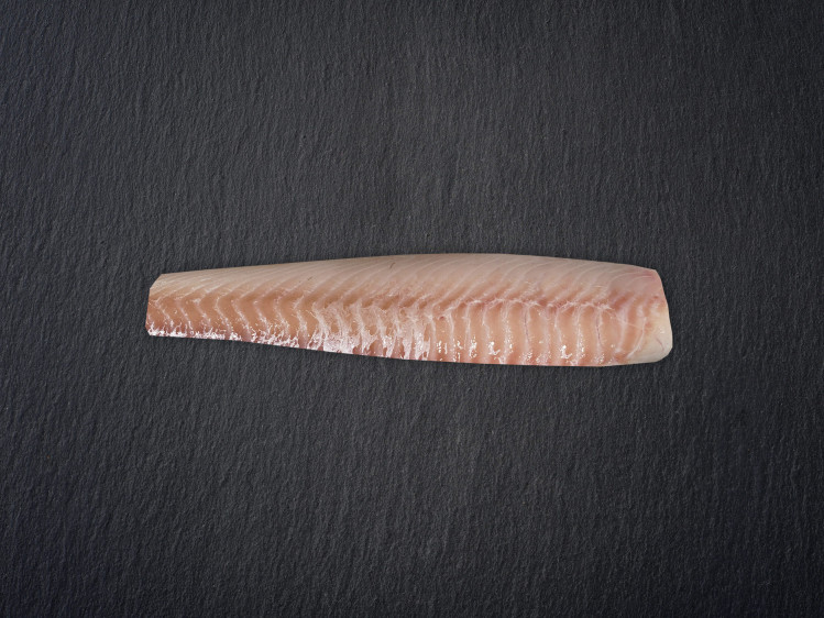 Onze kabeljauw wordt lijngevangen in de wilde, koude wateren in het Hoge Noorden. Kabeljauw is een favoriet in België vanwege zijn grote, witte en stevige filets. De vis heeft een milde, zoete smaak en is veelzijdig in gebruik. Hij is op z'n best tussen januari en april en wordt dan ook vaak gevangen, met goedkope prijzen als gevolg.